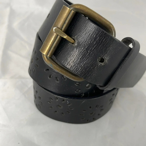 VINTAGE Black Bonded Leather Floral Eyelet Cutout Wide Belt Brass Buckle Size L - Picture 5 of 10